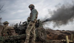 Các binh sĩ Ukraine bắn lựu pháo M119 vào tiền tuyến, trong bối cảnh Nga tấn công Ukraine, gần thành phố Bakhmut ngày 10/3/2023 (Ảnh: Reuters)