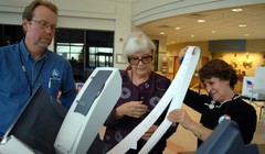 Một thư ký cho phép đoàn quan chức kiểm tra số phiếu trên máy bỏ phiếu điện tử ở Broomfield, Colorado, Mỹ tháng 10/2006 (Ảnh: Getty)