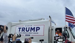 Ông Trump lái xe chở rác đến một sự kiện vận động tranh cử (Ảnh: RT)