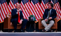 Cựu Tổng thống Mỹ Donald Trump ngồi trò chuyện với Tucker Carlson trong bài phỏng vấn trực tiếp của ông vào ngày 31/10 (Ảnh: Getty)