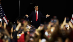 Ứng cử viên tổng thống của đảng Cộng hòa Donald Trump tại một cuộc vận động tranh cử hôm 1/11 ở Milwaukee (Ảnh: WSJ)