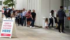 Cử tri tiến vào địa điểm bỏ phiếu vào ngày cuối cùng của cuộc bỏ phiếu sớm ở Atlanta, Georgia (Ảnh: Getty)