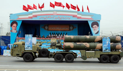 Các cuộc tấn công của Israel đã làm mù một số hệ thống phòng không hàng đầu của Iran. Trong ảnh là hệ thống S-300 do Nga sản xuất trong cuộc duyệt binh ở Tehran năm 2019 (Ảnh: AFP)