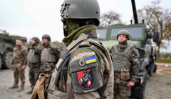 Các binh sĩ Ukraine thuộc Lữ đoàn cơ giới độc lập số 155 đứng cạnh các xe quân sự trong cuộc tập trận của Quân đội Pháp (Ảnh: Newsweek)