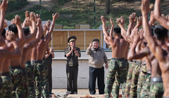 Nhà lãnh đạo Triều Tiên Kim Jong-un chào các binh sĩ trong chuyến thăm căn cứ huấn luyện lực lượng đặc biệt vào tháng 9 (Ảnh: KCNA)