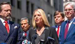 Cựu Bộ trưởng Tư pháp Florida Pam Bondi phát biểu trong một cuộc họp báo ở Manhattan, Thành phố New York, Mỹ ngày 21/5. Ảnh: Reuters.