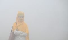 Một người phụ nữ đi làm trong bối cảnh ô nhiễm không khí gia tăng vào ngày 19/11 tại Greater Noida, ngoại ô Delhi. Ảnh: Hindustan Times