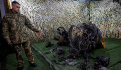 Các bộ phận của tên lửa đạn đạo mà Nga sử dụng trong cuộc tấn công vào thành phố Dnipro. Ảnh: Reuters.