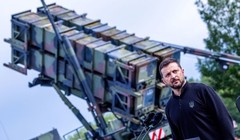 Tổng thống Ukraine Volodymyr Zelensky đứng trước hệ thống tên lửa phòng thủ Patriot. Ảnh: Getty.