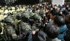 Binh sĩ cố gắng tiến vào tòa nhà Quốc hội ở Seoul sau khi Tổng thống Hàn Quốc Yoon Suk Yeol tuyên bố thiết quân luật. Ảnh: AFP.