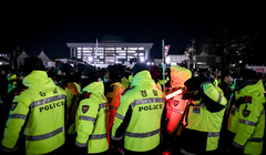 Lực lượng cảnh sát được điều động tới khu vực tòa nhà Quốc hội Hàn Quốc ở Seoul, sáng 4/12. Ảnh: Bloomberg.