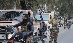 Phiến quân nổi dậy ở thành phố Homs, Syria ngày 7/12. Ảnh: Reuters.