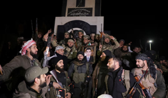 Các chiến binh nổi dậy tập trung tại Homs sau khi Bộ chỉ huy quân đội Syria thông báo cho các sĩ quan rằng sự cai trị kéo dài 24 năm của Tổng thống Bashar al-Assad đã chấm dứt. Ảnh: Reuters.