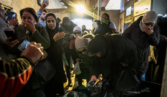 Nhiều người dân đổ đến nhà tù ở Damascus, Syria với hy vọng tìm thấy người thân. Ảnh: NYTimes.