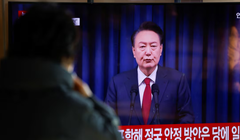 Một người dân xem buổi phát sóng Tổng thống Hàn Quốc Yoon Suk Yeol phát biểu trước toàn quốc tại một nhà ga ở Seoul, Hàn Quốc, ngày 7/12. Ảnh: Reuters.