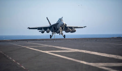 Một chiếc F/A-18 Super Hornet hạ cánh trên sàn đáp tàu USS Dwight D. Eisenhower vào tháng 4. Ảnh: Hải quân Mỹ.