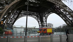 Xe cứu hỏa được huy động tới tháp Eiffel. Ảnh: Express.