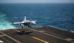 Một máy bay chiến đấu F/A-18 hạ cánh trên tàu sân bay USS Harry S. Truman (CVN 75) tháng 10/2013. Ảnh: Getty.