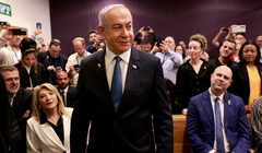 Thủ tướng Israel Benjamin Netanyahu xuất hiện tại phòng xử án ở Tel Aviv vào ngày 10/12 để tự bào chữa trước cáo buộc tham nhũng. Ảnh: Reuters.