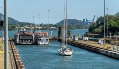 Tàu thuyền đi qua Miraflores Locks ở Kênh đào Panama. Ảnh: Getty.