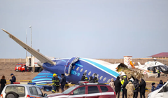 Các mảnh vỡ của chiếc máy bay của hãng hàng không Azerbaijan Airlines sau vụ tai nạn ở Kazakhstan. Ảnh: AFP.