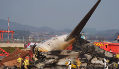 Lính cứu hỏa và điều tra viên tại hiện trường vụ tai nạn ở Muan, Hàn Quốc. Ảnh: NYTimes.