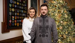 Tổng thống Volodymyr Zelensky và Đệ nhất phu nhân Olena Zelenska trong bức ảnh chào mừng đêm giao thừa. Ảnh: Kiev Independent.