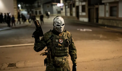 Quân đội Mỹ có kế hoạch chiến tranh để đánh bại zombie. Trong ảnh là một người tham gia cuộc thi sinh tồn zombie ở Tây Ban Nha vào năm 2022. Ảnh: Getty.