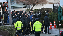 Cảnh sát và các nhà điều tra đến dinh thự của Tổng thống Hàn Quốc Yoon Suk Yeol tại Seoul vào ngày 3/1. Ảnh: AFP.