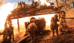 Lính Ukraine bắn pháo D-30 về hướng Toretsk. Ảnh: Getty.