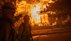 Lính cứu hỏa gần một ngôi nhà bốc cháy ở Palisades, Los Angeles hôm 8/1. Ảnh: WSJ.