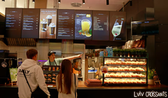 Một nhân viên nhận đơn đặt hàng của khách hàng tại tiệm bánh Lviv Croissants trong một trung tâm mua sắm ở Praha, Cộng hòa Séc, ngày 17/12/2024. Ảnh: Reuters.