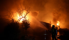 Một lính cứu hỏa nỗ lực dập tắt ngọn lửa khi đám cháy Eaton Fire bùng cháy ở Pasadena, California, Mỹ ngày 8/1. Ảnh: Reuters.