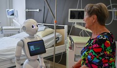 Sự tương tác trực tiếp giữa bệnh nhân mô phỏng và robot được thử nghiệm tại bệnh viện Carl-Thiem-Klinikum Cottbus ở Đức. Ảnh: Getty.