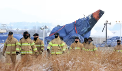 Tấm bạt phủ lên mảnh vỡ của chiếc máy bay Boeing 737-800 của hãng hàng không Jeju Air, bị rơi và bốc cháy vào ngày 29/12/2024 tại Sân bay Quốc tế Muan, cách Seoul khoảng 288 km về phía tây nam. Ảnh: AFP.