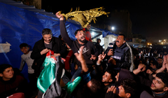 Người Palestine phản ứng trước tin tức về thỏa thuận ngừng bắn với Israel, tại Khan Younis ở phía nam Dải Gaza, ngày 15/1. Ảnh: Reuters.