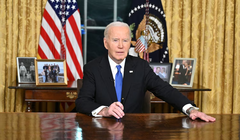 Tổng thống Mỹ Joe Biden phát biểu từ phía sau Chiếc bàn Kiên định, Phòng Bầu dục. Ảnh: Getty.
