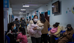 Tỷ lệ sinh đẻ giảm khiến các bệnh viện phải đóng cửa các khoa sản và chật vật trả lương cho bác sĩ và y tá. Ảnh: Chinatopix.