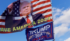 Những người ủng hộ Tổng thống đắc cử Donald Trump vẫy cờ ủng hộ ông bên ngoài dinh thự của ông ở Mar-a-Lago, West Palm Beach, Florida vào tháng 12/2024. Ảnh: NYTimes.