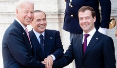 Tổng thống Nga Dmitry Medvedev và Phó Tổng thống Mỹ Joe Biden trong cuộc gặp ngày 2/6/2011 tại Rome. Ảnh: Getty.