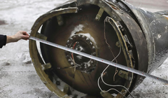 Bức ảnh được chụp ở Kiev vào ngày 11/1 cho thấy các mảnh vỡ từ một tên lửa được sử dụng trong cuộc tấn công ngày 2/1 vào thành phố Kharkov phía đông Ukraine. Ukraine xác định tên lửa này là của Triều Tiên. Ảnh: Kyodo.