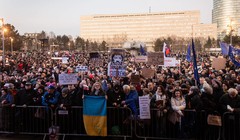 Một người phụ nữ cầm cờ quốc gia Ukraine được nhìn thấy giữa những người biểu tình ở Bratislava, Slovakia, vào ngày 24/1. Ảnh: Getty.