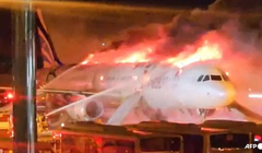 Lực lượng cứu hỏa đang dập tắt đám cháy bùng phát trên máy bay chở khách của Air Busan tại Sân bay quốc tế Gimhae ở Busan vào ngày 28/1. Ảnh: AFP.