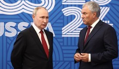 Tổng thống Nga Vladimir Putin và Chủ tịch Duma Quốc gia Vyacheslav Volodin tại Diễn đàn Nghị viện BRICS lần thứ 10 ở Saint Petersburg. Ảnh: Sputnik.