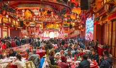 Người dân Trung Quốc tham gia bữa tối đoàn tụ trong đêm 28/1. Ảnh: Xinhua.