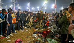 Cảnh sát khiêng nạn nhân giẫm đạp trong lễ hội Maha Kumbh Mela tại Prayagraj, Ấn Độ vào ngày 29/1. Ảnh: AFP.