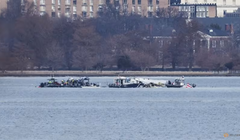 Nhân viên cứu hộ thu hồi các mảnh vỡ trên sông Potomac sau vụ va chạm của chuyến bay American Eagle 5342 và trực thăng Black Hawk ngày 30/1. Ảnh: Reuters.