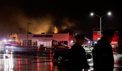 Vụ rơi máy bay xảy ra ngay giữa khu dân cư ở Philadelphia, Mỹ hôm 31/1. Ảnh: Reuters.