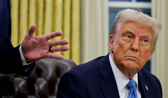 Tổng thống Mỹ Donald Trump hoãn áp thuế với hai nước láng giềng Canada và Mexico. Ảnh: Reuters.