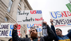 Nhóm người biểu tình phản đối việc đóng cửa trụ sở chính của USAID hôm 3/2. Ảnh: Reuters.